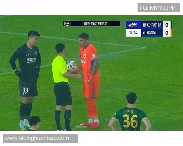 足球球星遭遇黑哨判罚误判引发争议赛后怒斥裁判影响比赛公正性