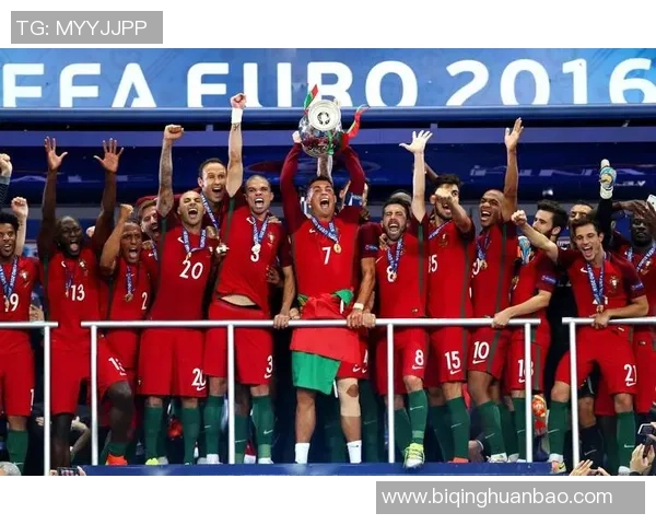 与足球传奇合影留念,见证瞬间荣耀与梦想的交汇时刻 与足球传奇合影留念,见证瞬间荣耀与梦想的交汇时刻