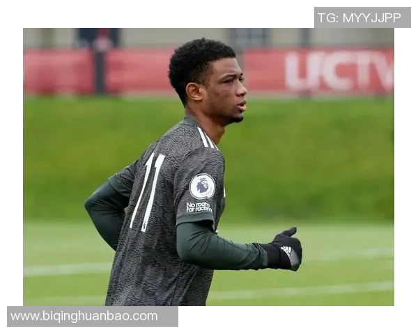 足球巨星伤情加重拄拐杖现身 伤病背后暗藏职业生涯隐忧 足球巨星伤情加重拄拐杖现身 伤病背后暗藏职业生涯隐忧